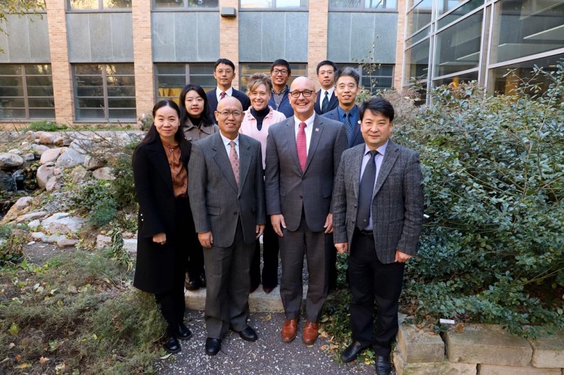 代表团与美国内布拉斯加林肯大学副校长Michael Boehm教授、农业与自然资源色情片
院长Tiffany Heng-Moss教授座谈交流并合影留念0.jpg