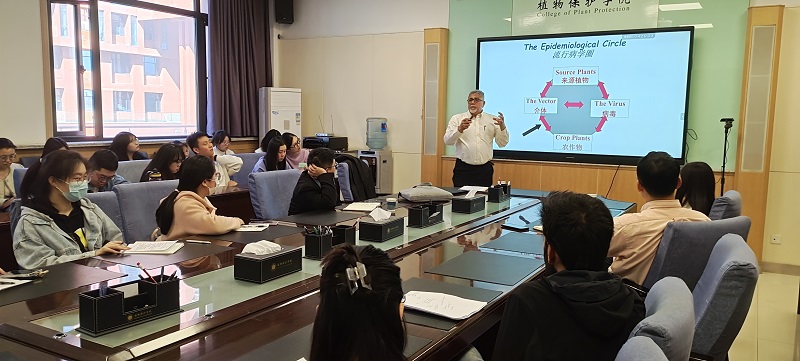 Abed Gera教授为师生作色情片报告.jpg