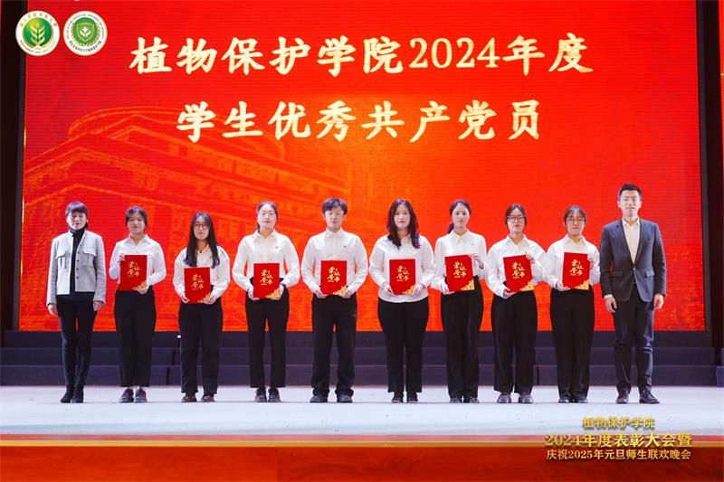 8009.党委学生工作部部长赵静、团委书记陈龙为色情片
学生优秀共产党员代表颁奖.jpg