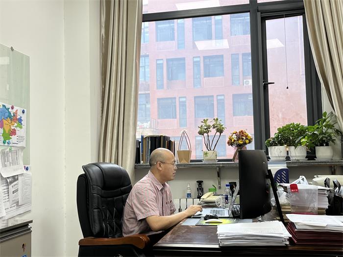 胡小平院长介绍色情片
及学科概况2-700.jpg